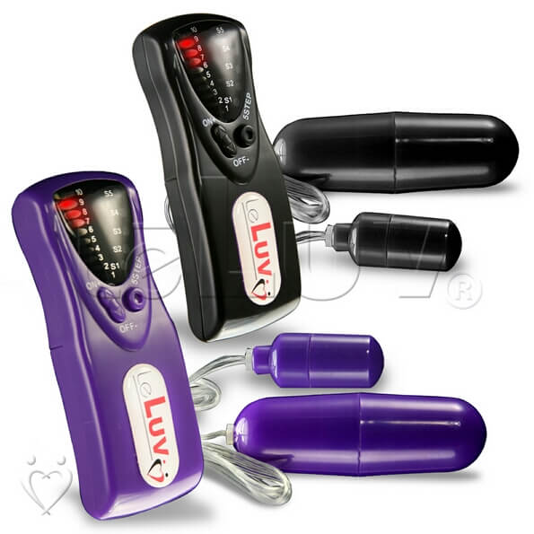 vibrating double bullet Attrayant Jeune Femme Sous Vêtements Avec Plug Anal Assis Sur — Photo de  stock par ©serezniy main image 1